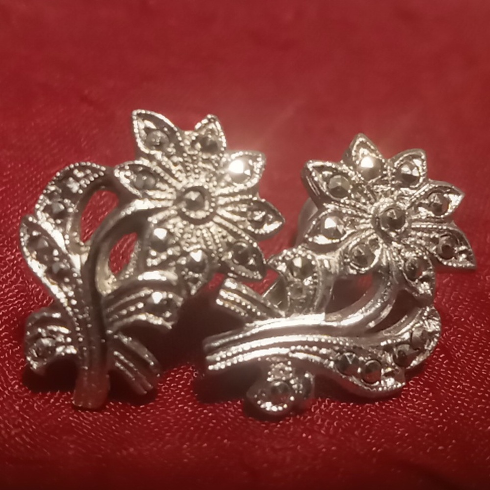 Vintage screw back silver tone Daisey's with rhinestones .